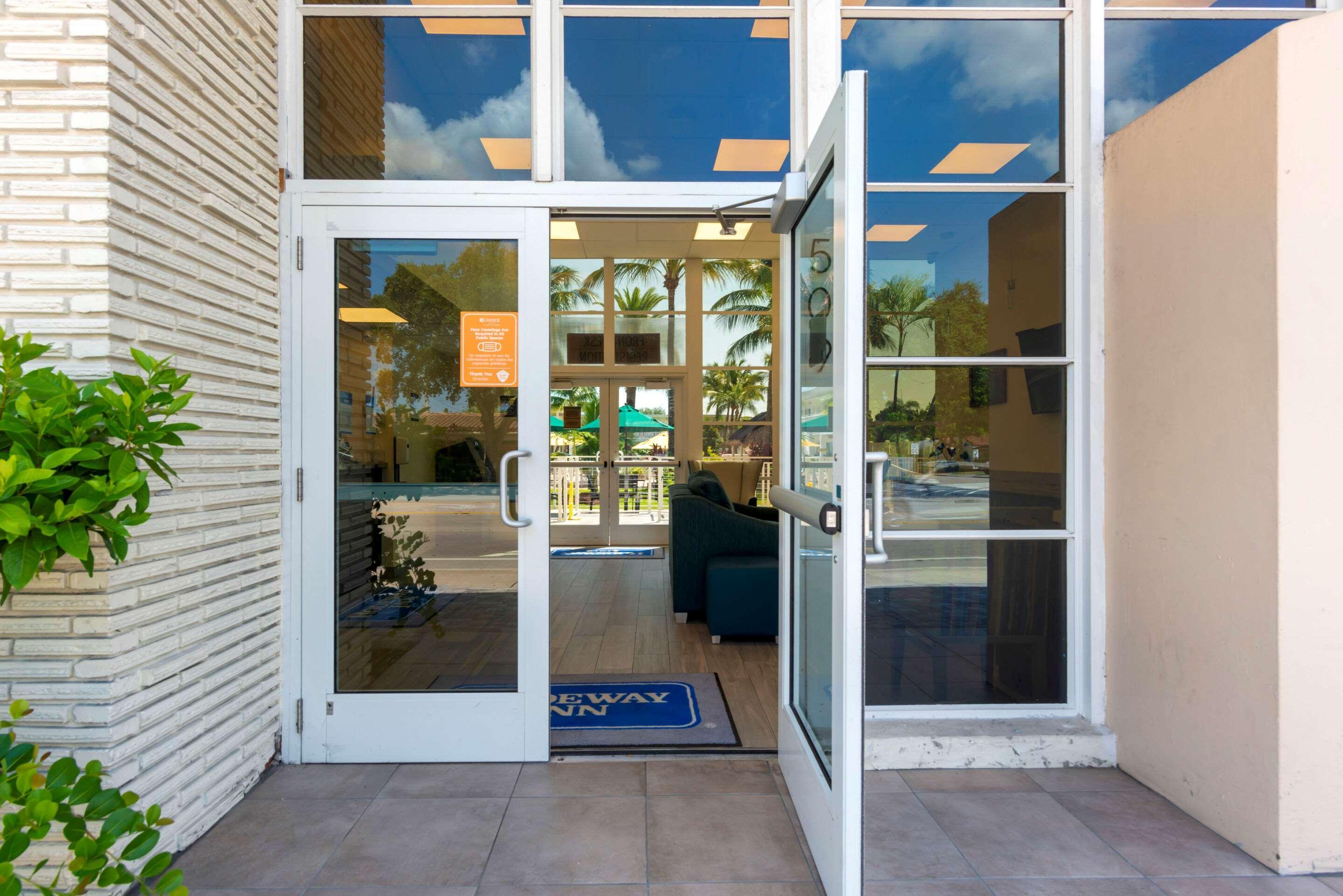 Downtown Hollywood Gardens Inn & Suites Dış mekan fotoğraf