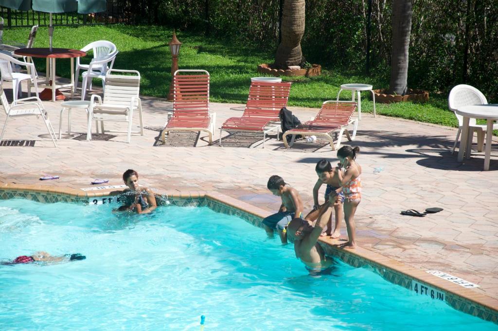 Downtown Hollywood Gardens Inn & Suites Dış mekan fotoğraf